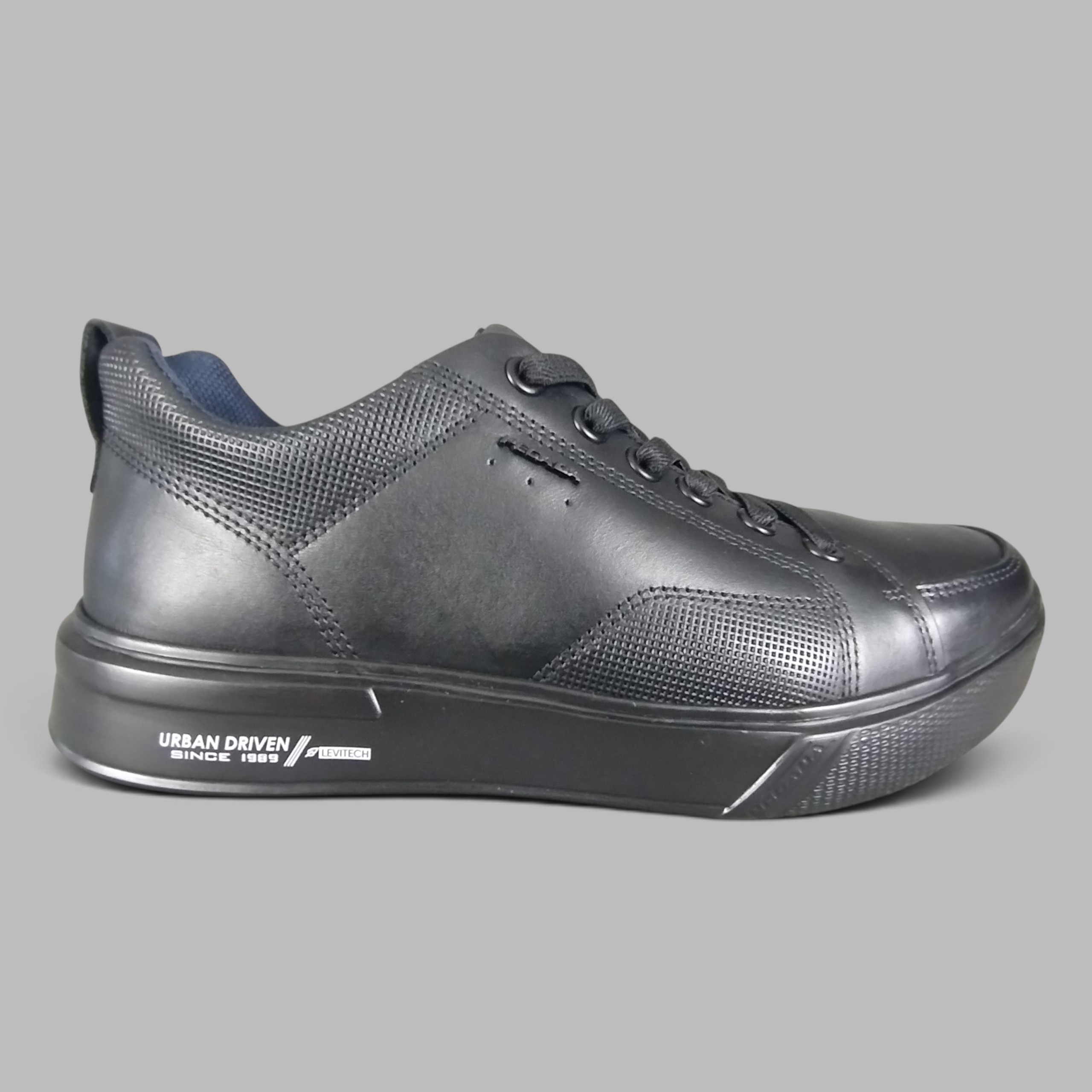 img 20260803 080504438 Skórzane półbuty męskie Pegada 111902-07 z boku z napisami Urban Driven na podeszwie