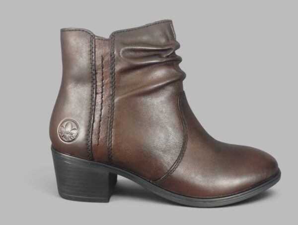 Brązowe botki damskie Rieker 73953-27 na obcasie 5 cm
