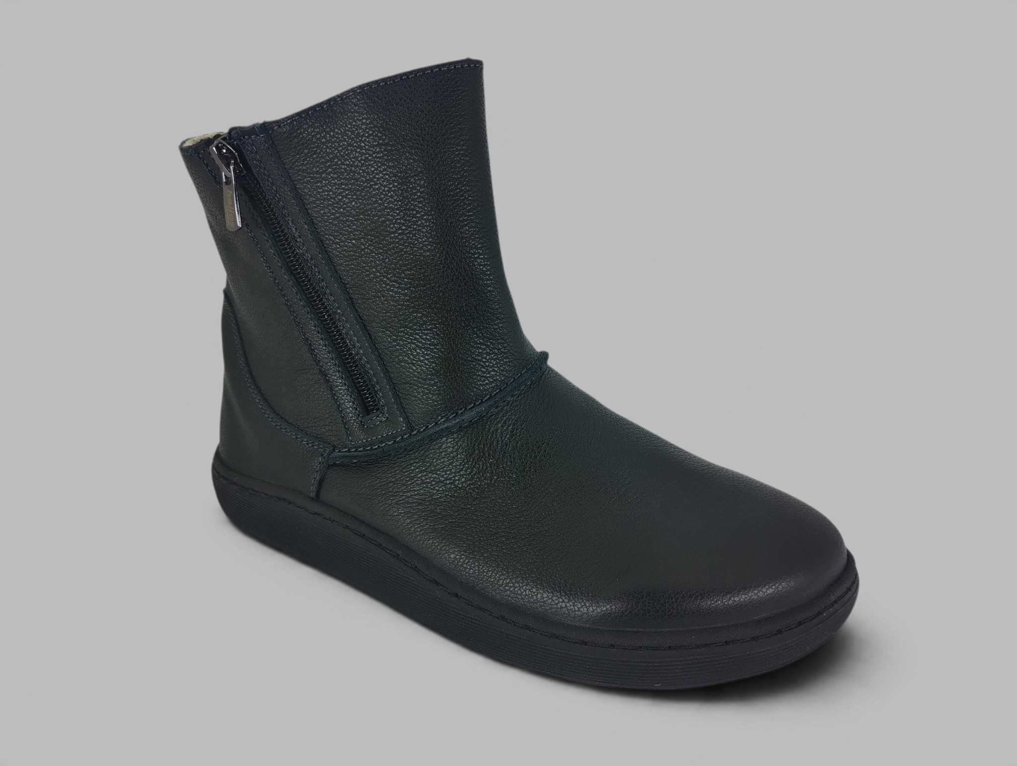 img 20261013 085759244 photoroom Widok z przodu pod kątem. Botki barefoot Helios Komfort 5006 czarne ze skóry naturalnej
