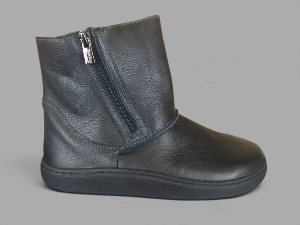 Widok z boku. Czarne skórzane botki damskie barefoot Helios Komfort 5006 z zamkiem